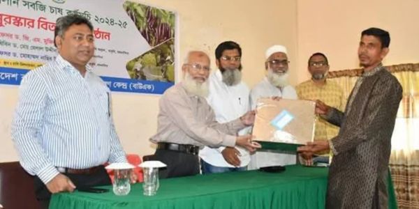 শীতকালীন সবজি চাষে কৃষকদের পুরস্কৃত করল বাকৃবি